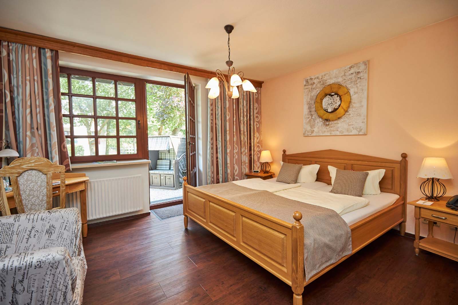 Helles Superior Zimmer mit Doppelbett, Balkonzugang, Sitzmöbeln und großen Fenstern für viel Tageslicht